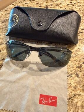 Ray-Ban Men’s Black Frame Sunglasses with Gray Lenses